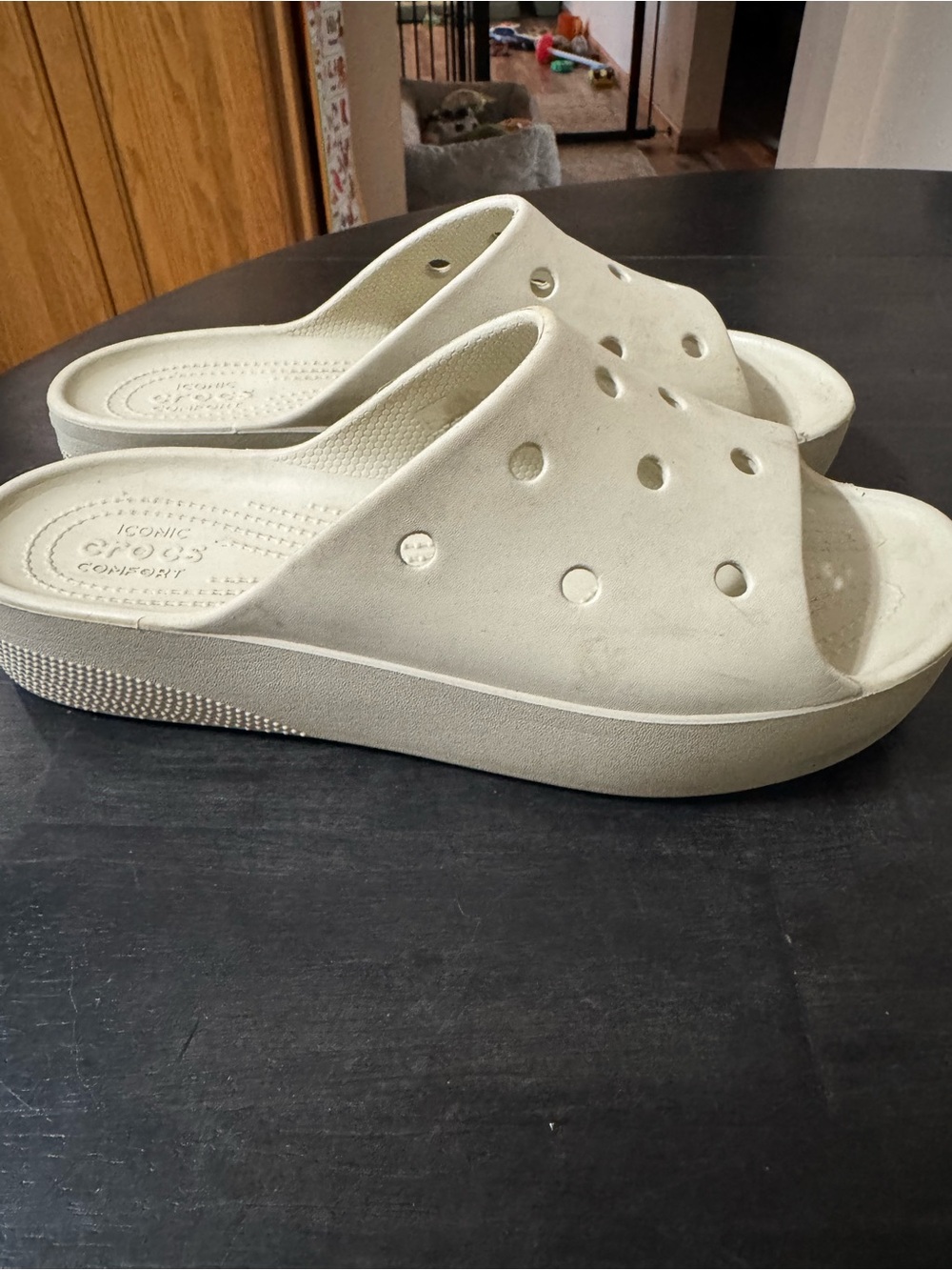 Women’s Crocs classic platform slide